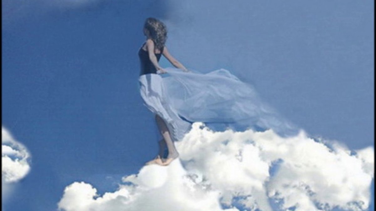 Девушка на качелях в небе