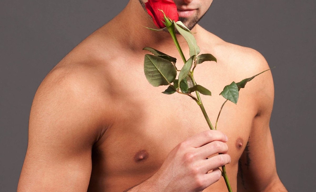 Парень с розой