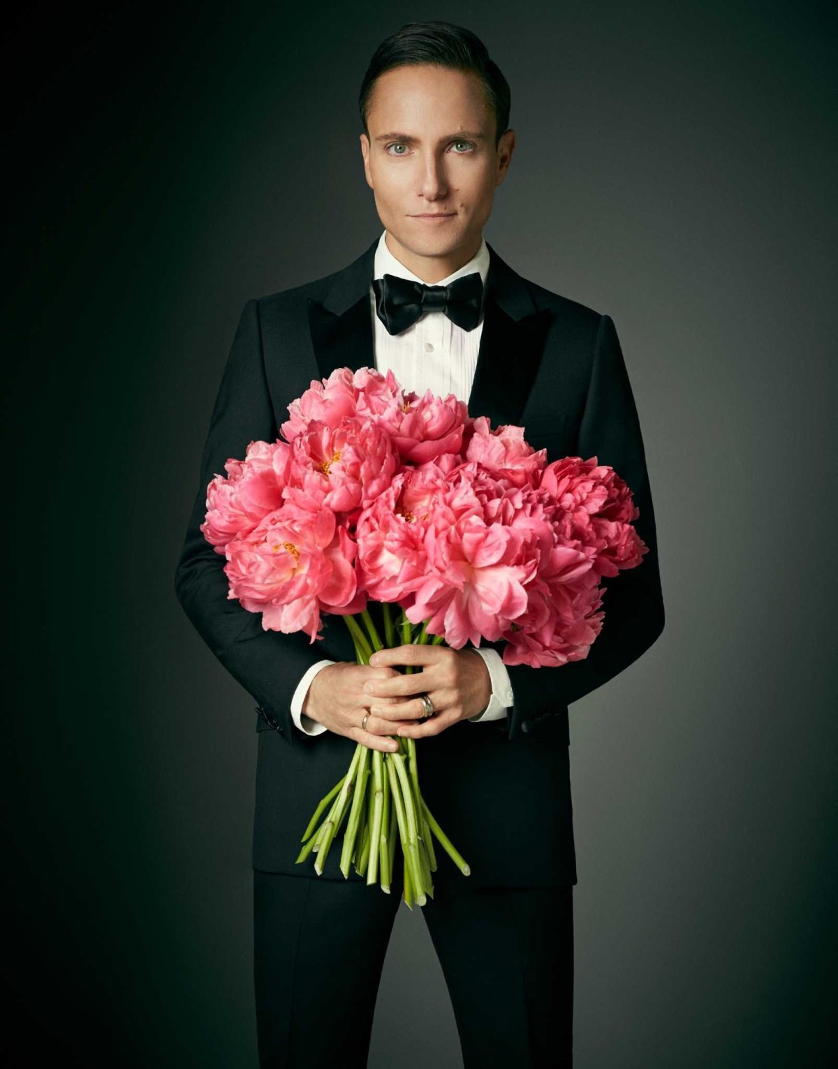 Молодой человек с цветами