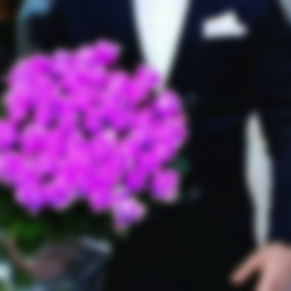 Парень с букетом цветов