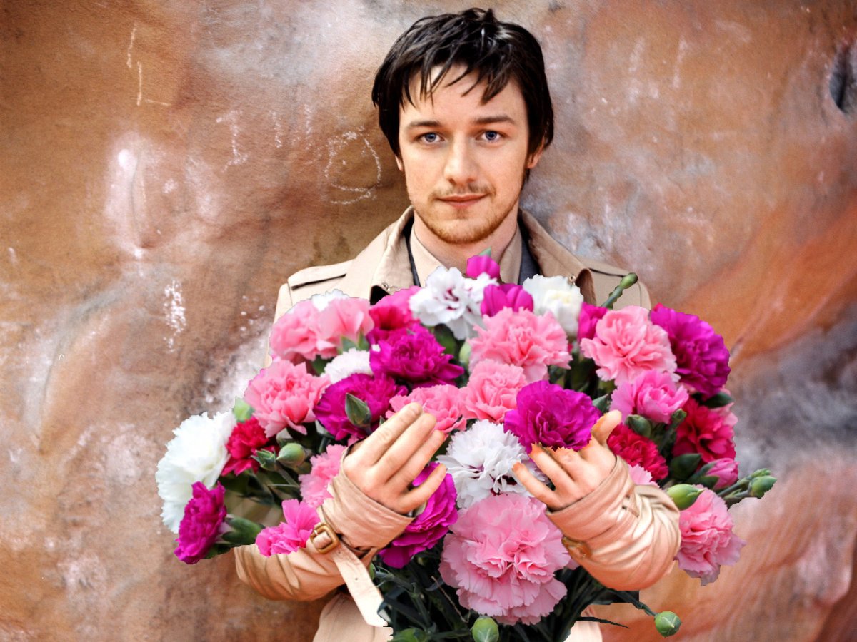 Мужчина в костюме с розой