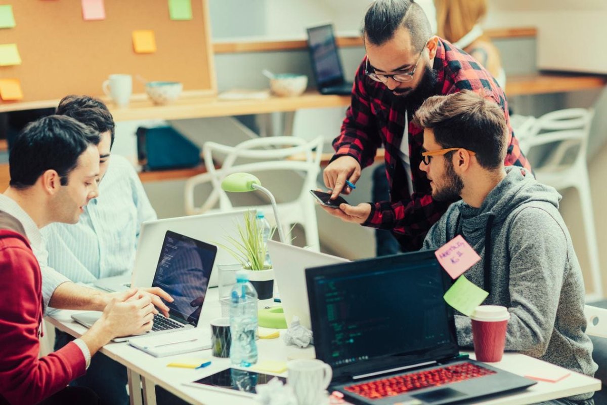 Люди в офисе