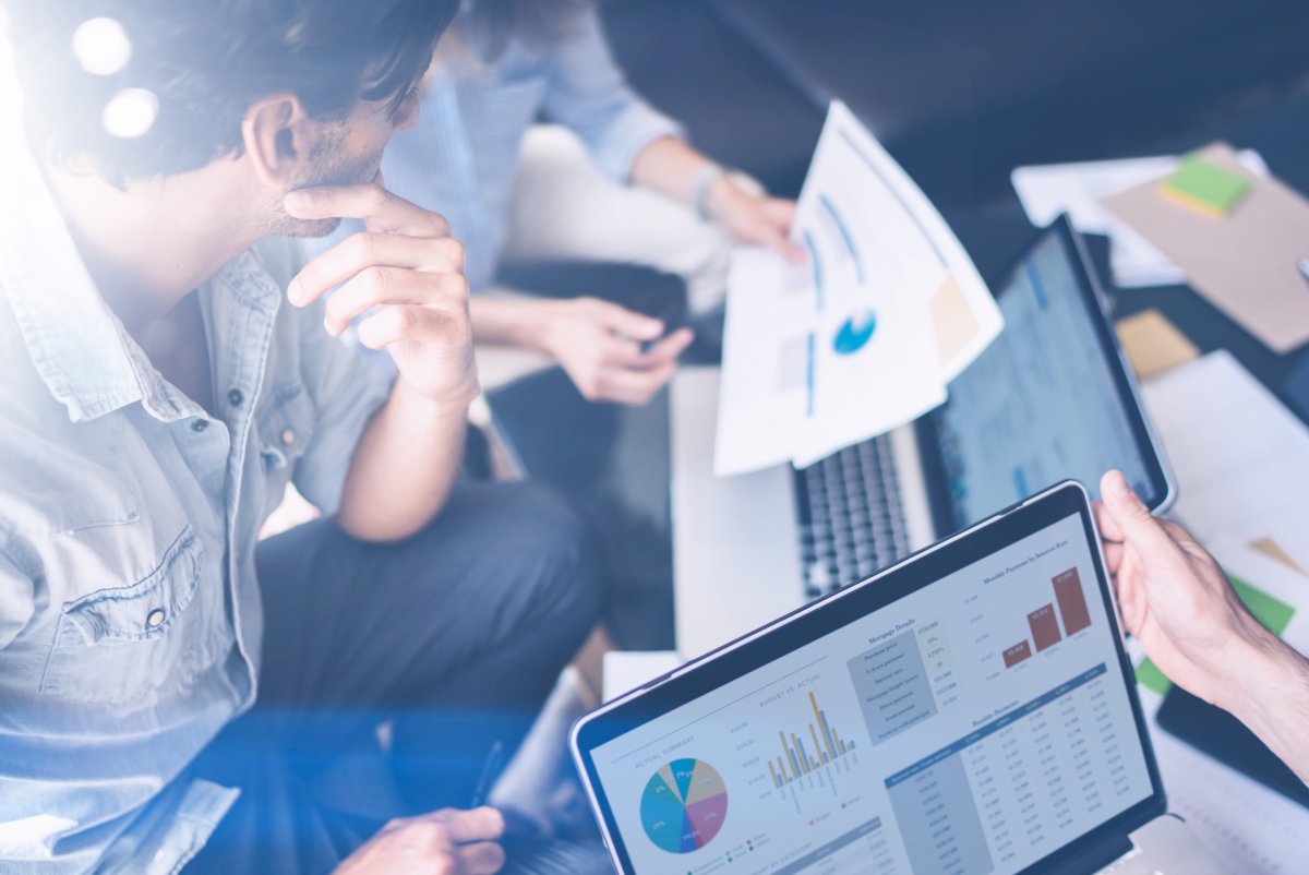 Стартап на белом фоне