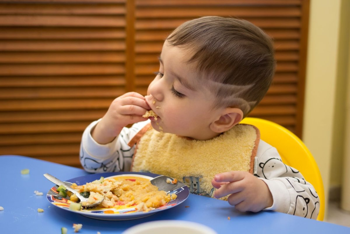 Нарисованные малыши кушают