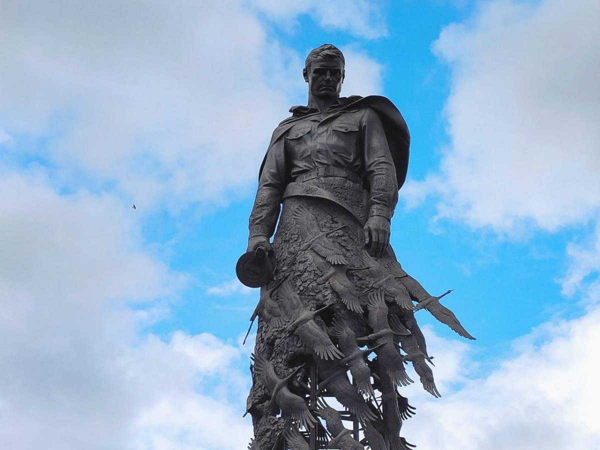 Памятник солдату на прозрачном фоне