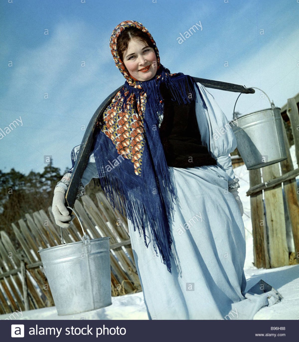 Женщина с ведрами в деревне