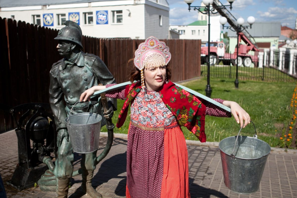 Татарская девушка с коромыслом