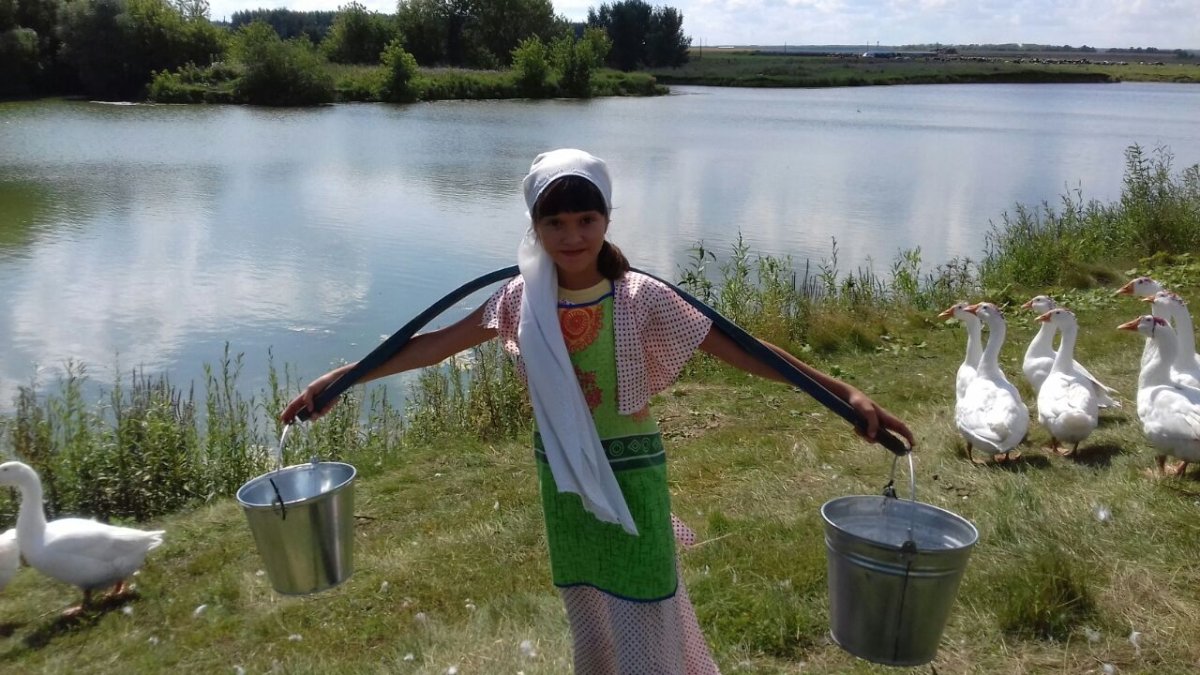 Девушка с коромыслом