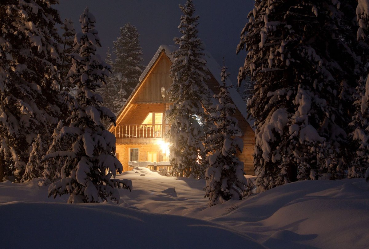 Домик в зимнем лесу