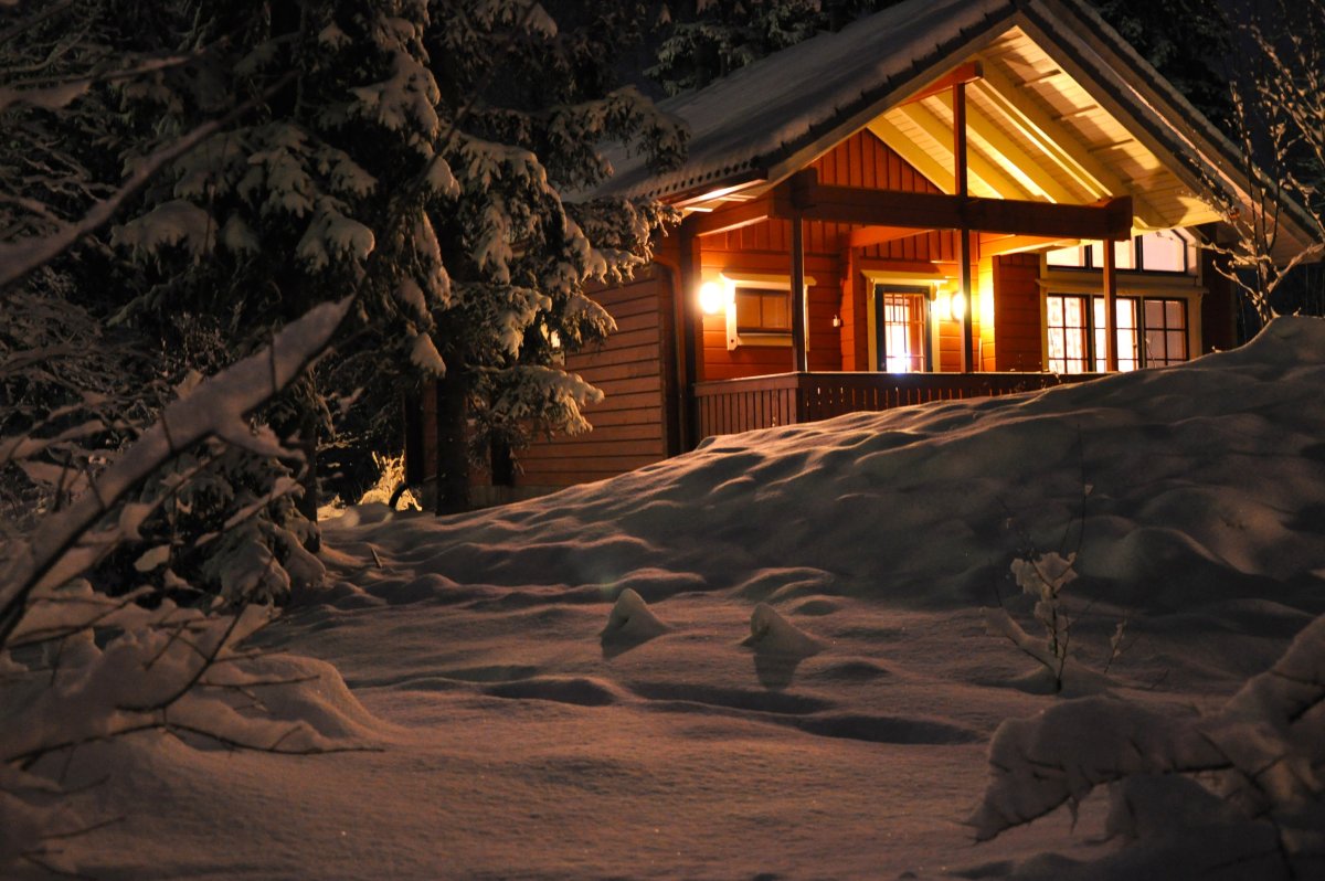 Зимняя избушка в деревне