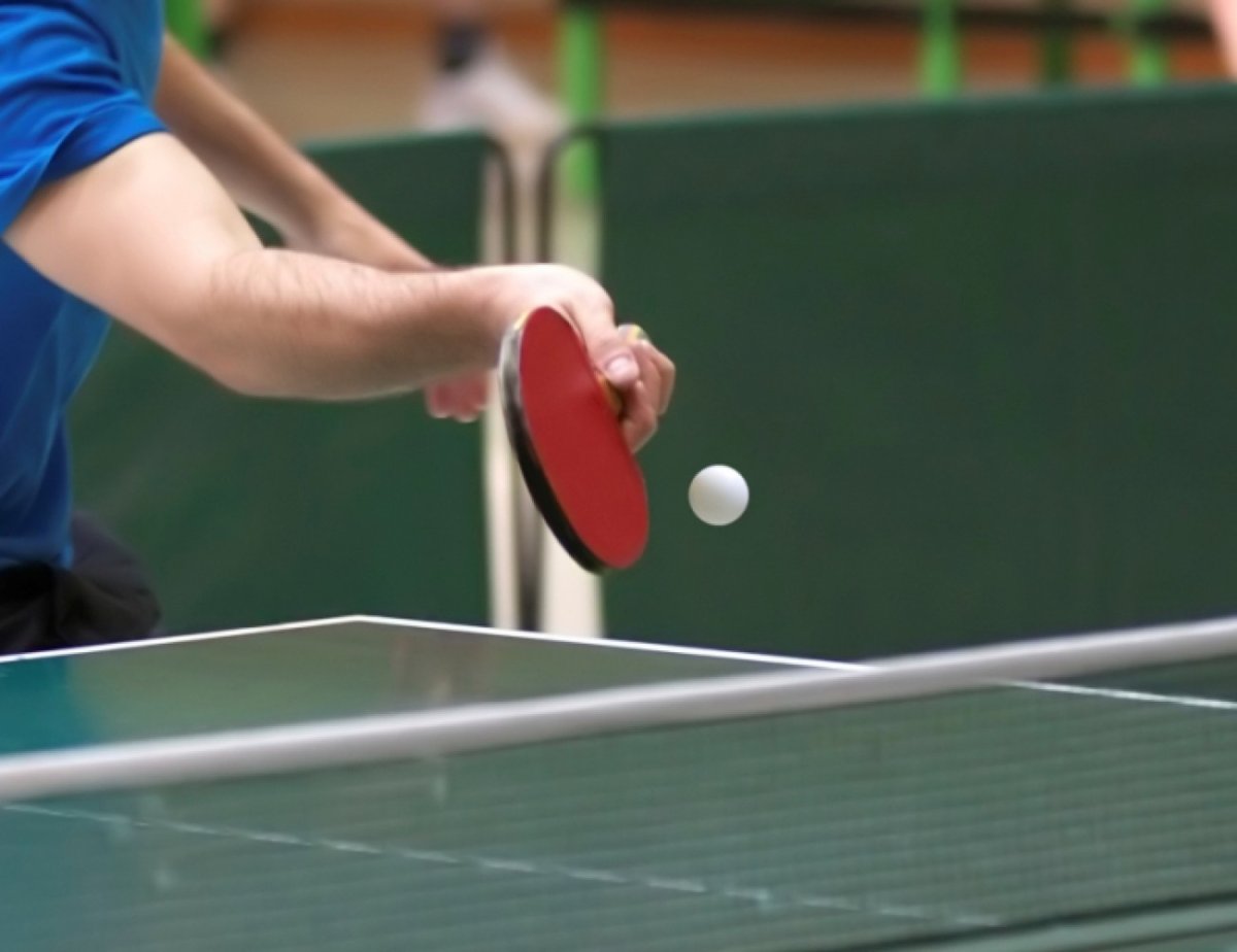 Дед Мороз с ракеткой для настольного тенниса