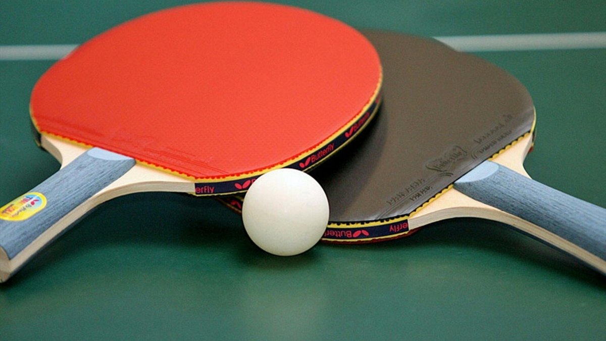 Настольный теннис ракетки на столе