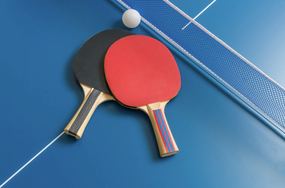Настольный теннис ракетки на столе