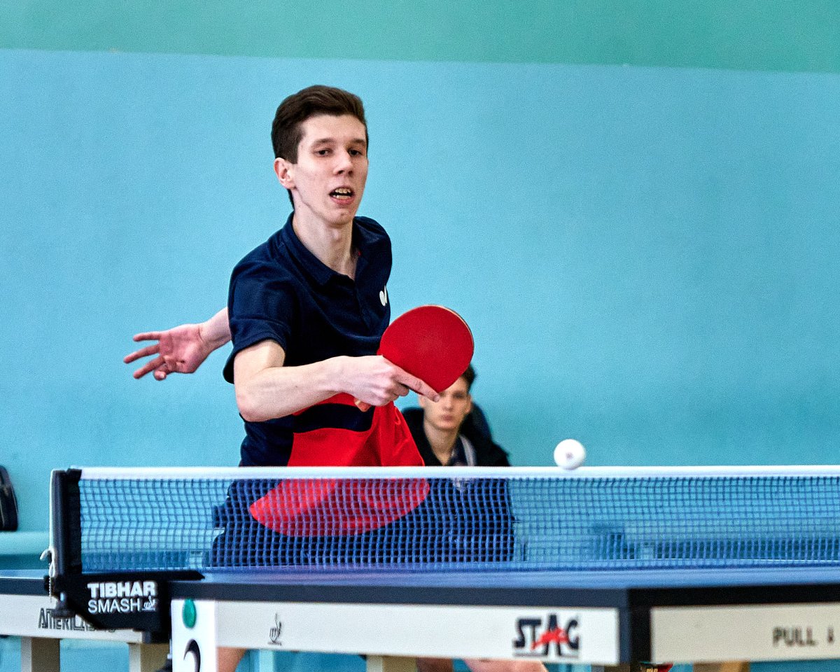 Настольный теннис синий фон