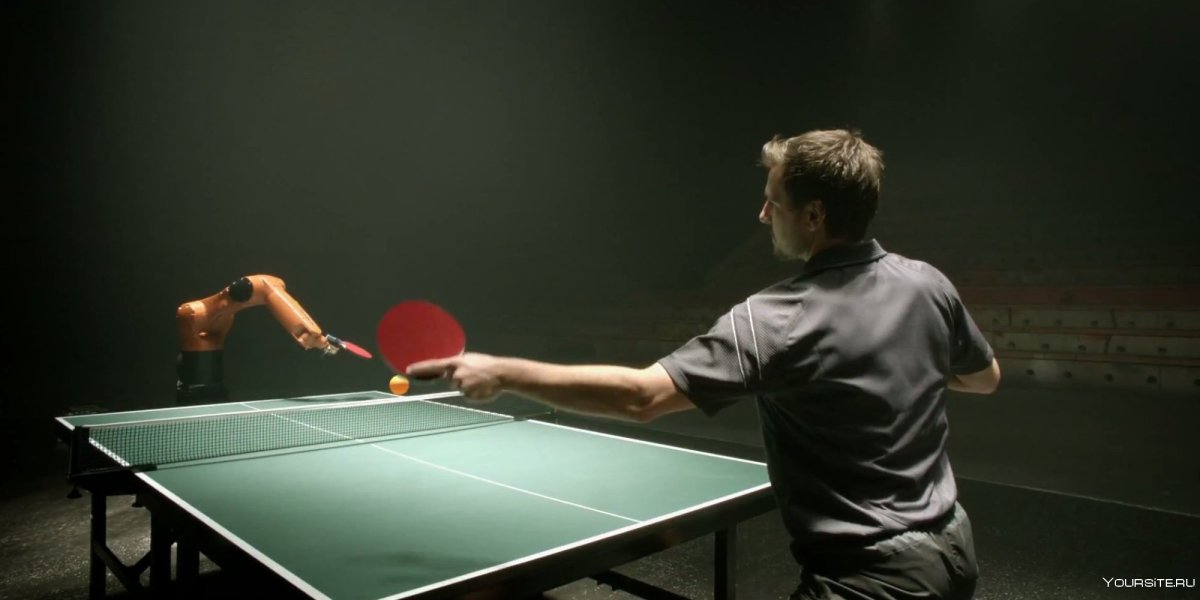 Люди играющие в настольный теннис