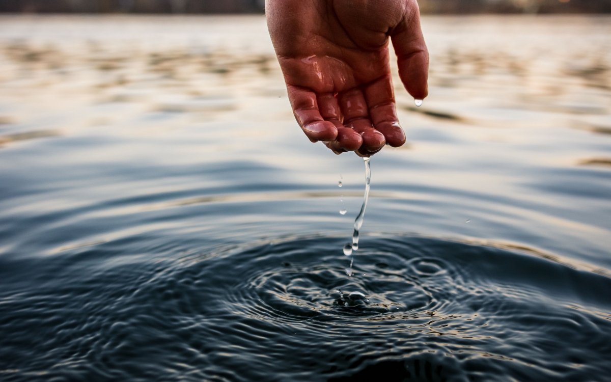 Вода в руках