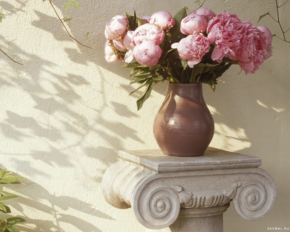 Ваза с цветами на столе