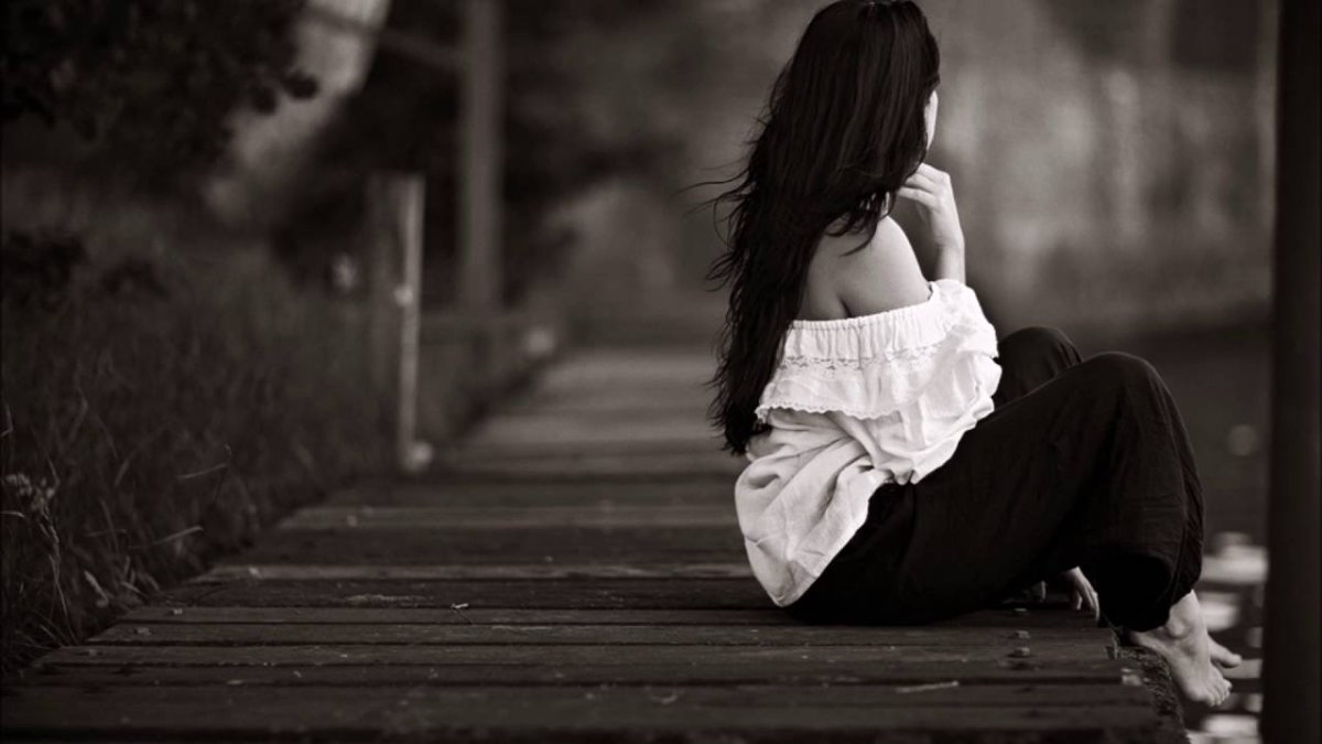 Грустная брюнетка