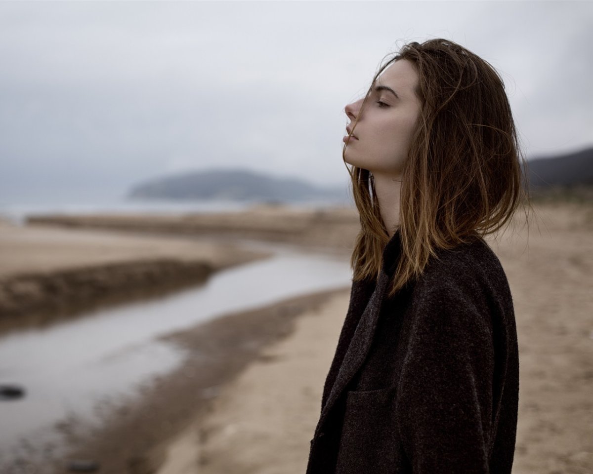 Одинокая девушка