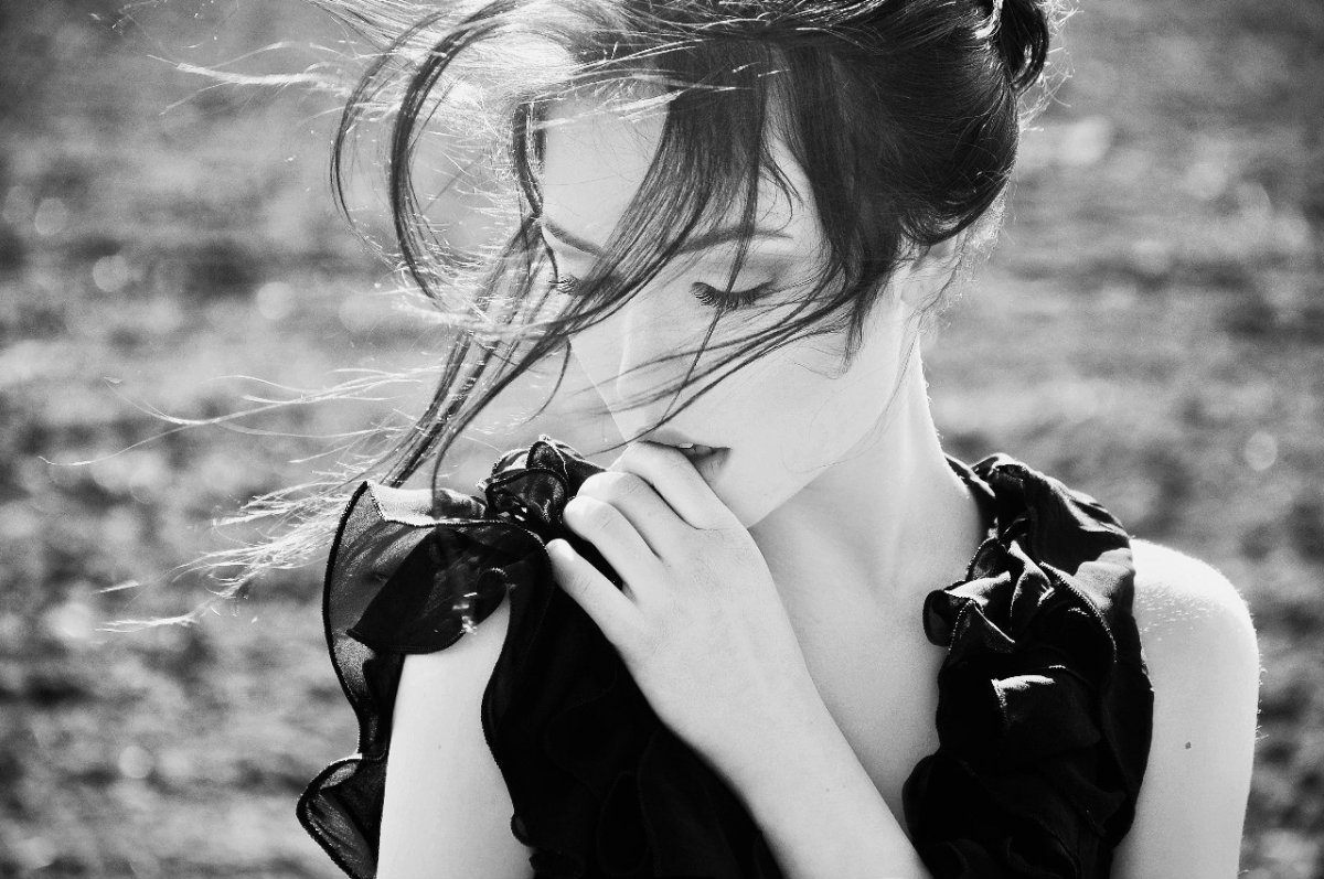 Грустная красивая женщина