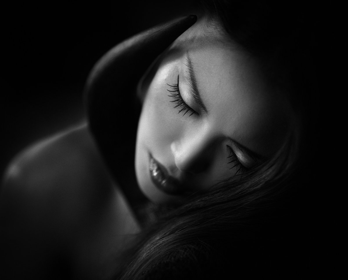 Девушка с цветком