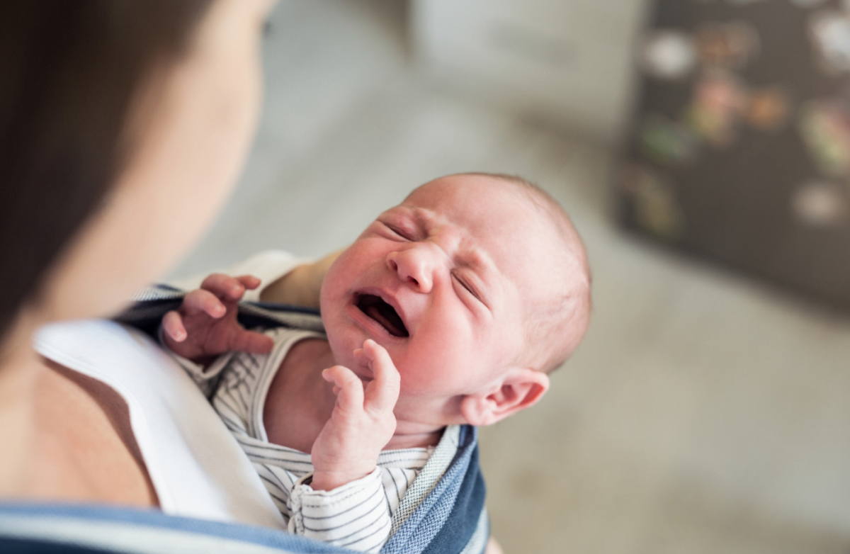Новорожденный плачет