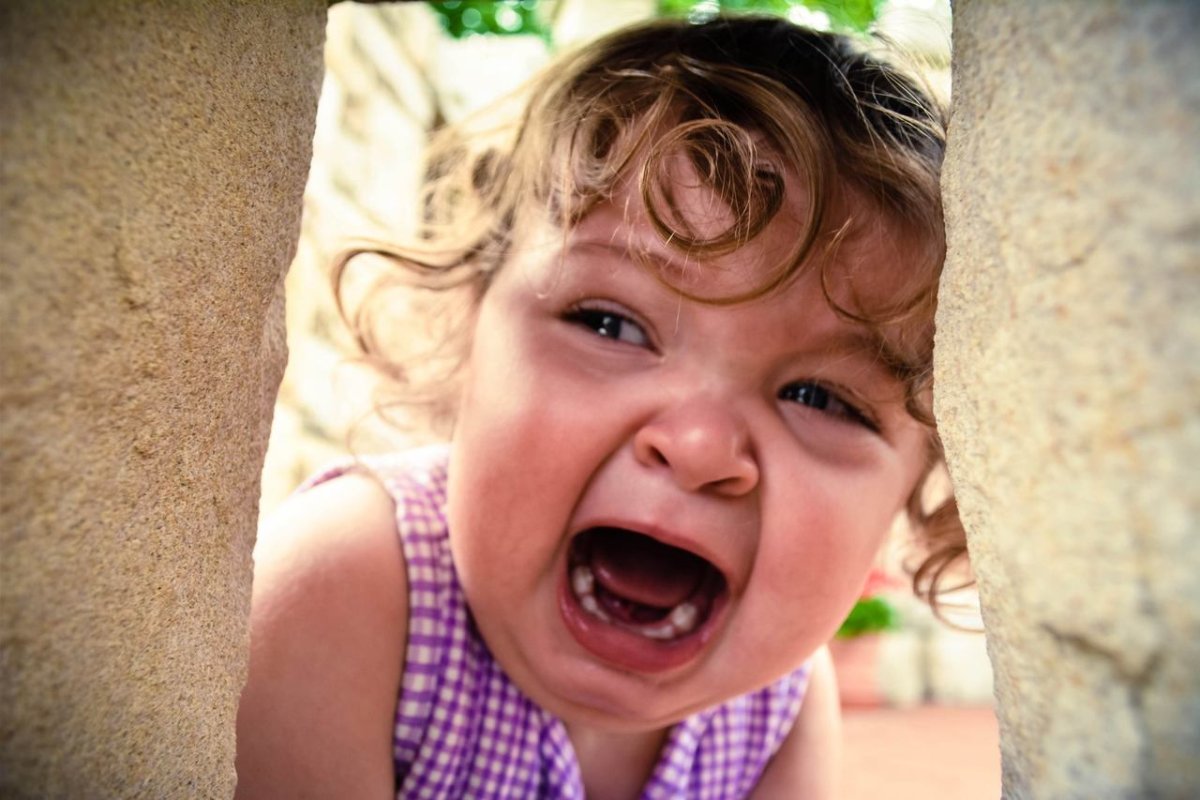 Младенец в пеленках плачет