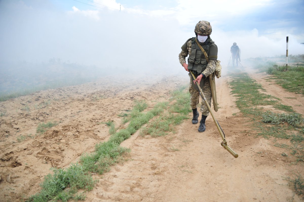 Сапер с миноискателем