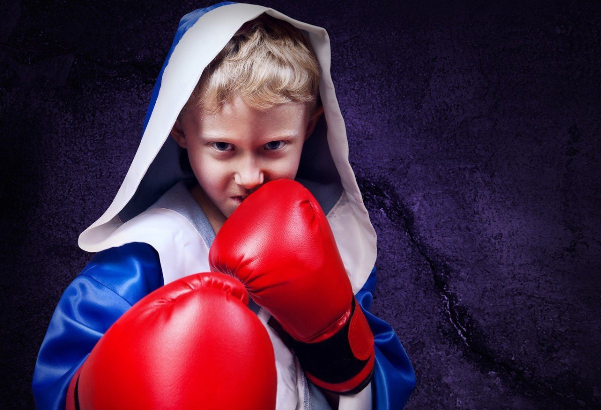 Мальчик в боксерских перчатках