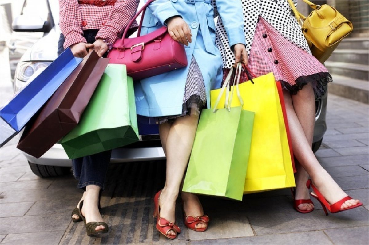 Девушка с пакетом в руках