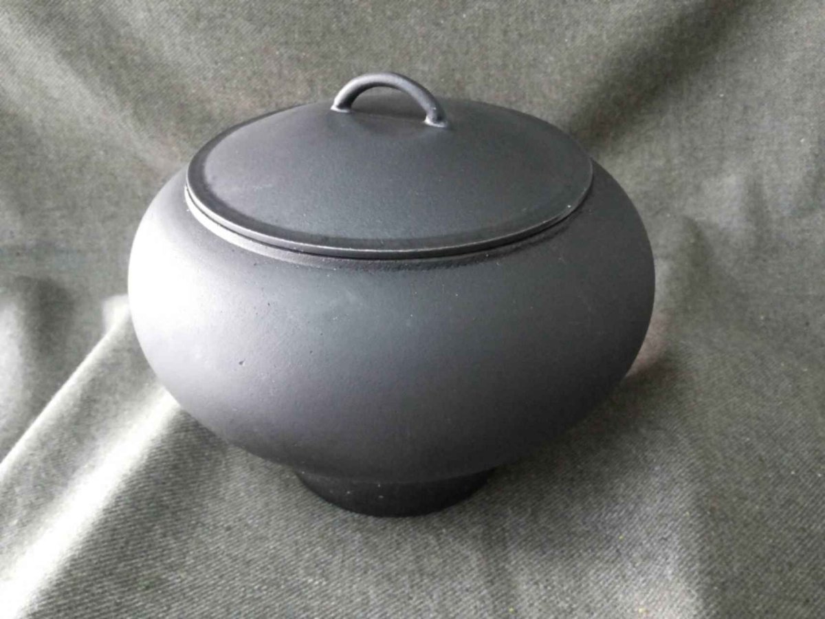 Чугунный горшок