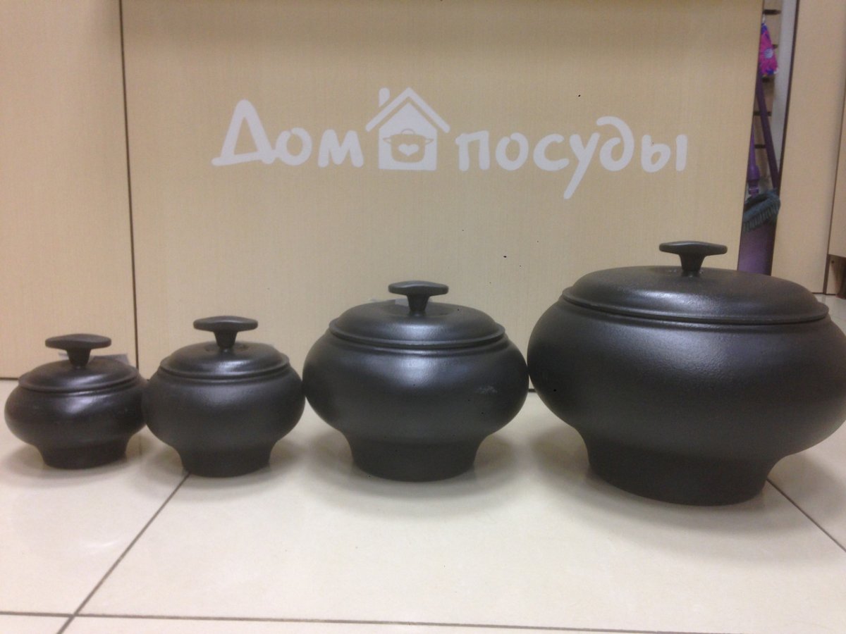 Чугунки кашпо в саду