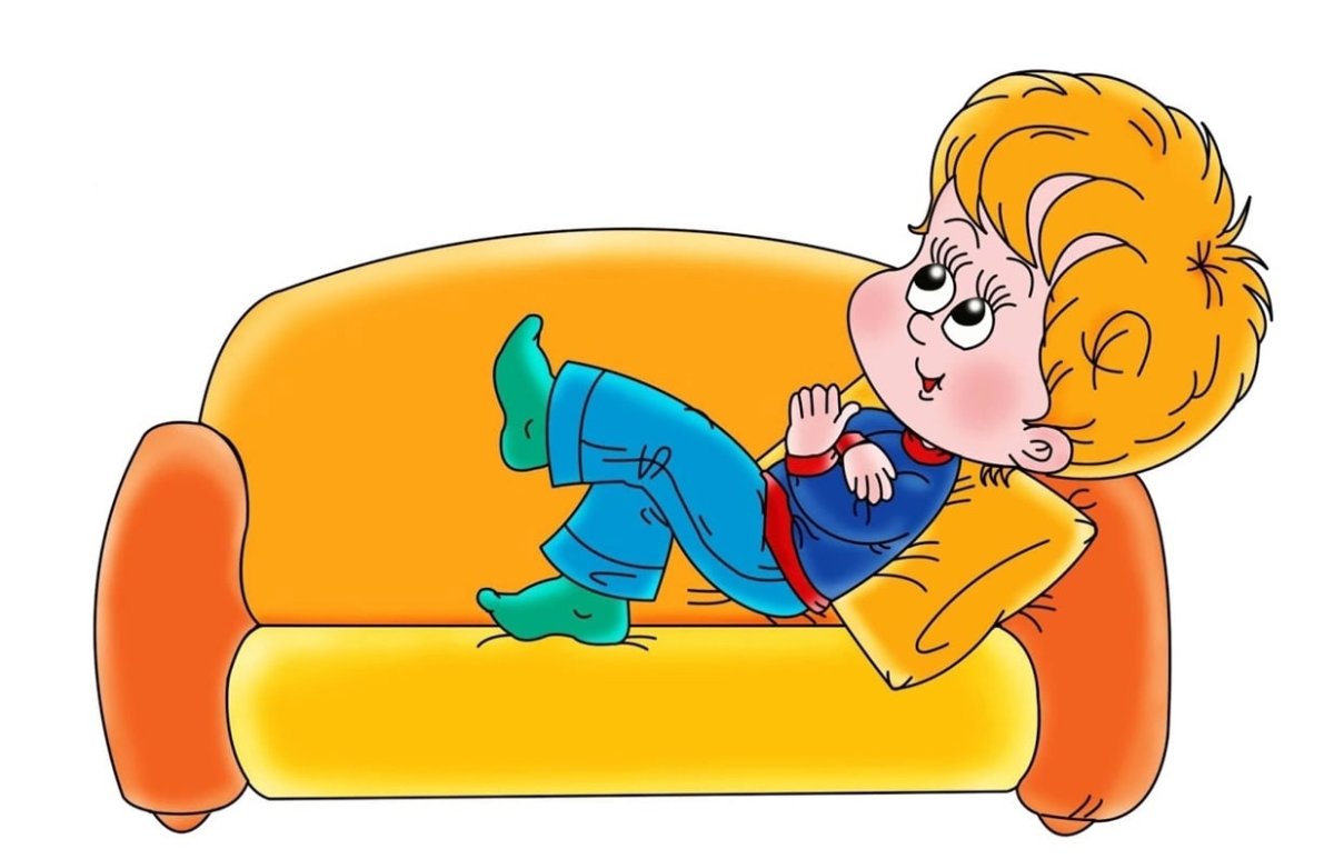 Мальчик лежит на диване