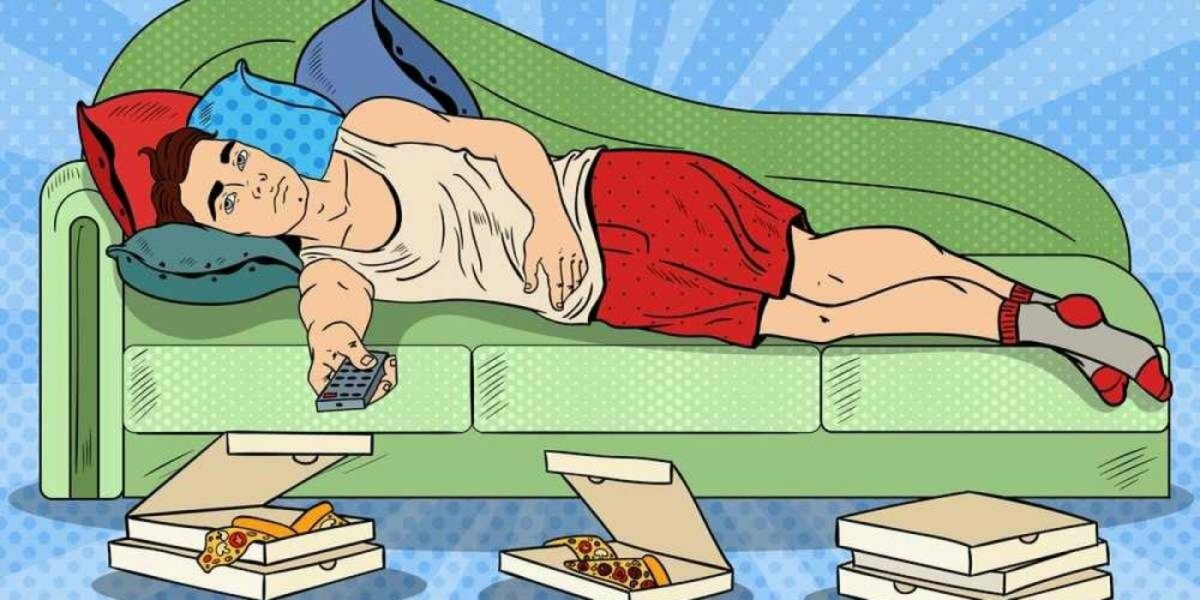 Лежит на диване