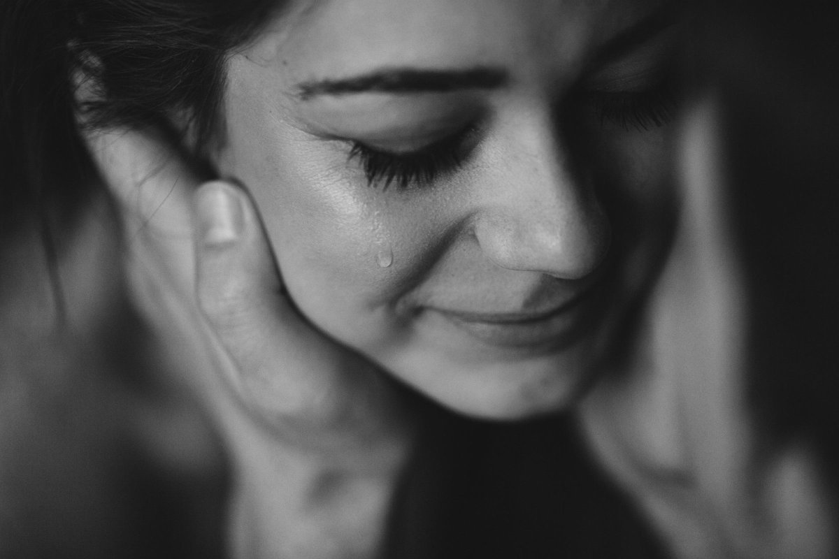 Женщина плачет от радости