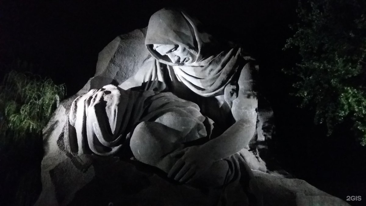 Девушка со слезами на глазах