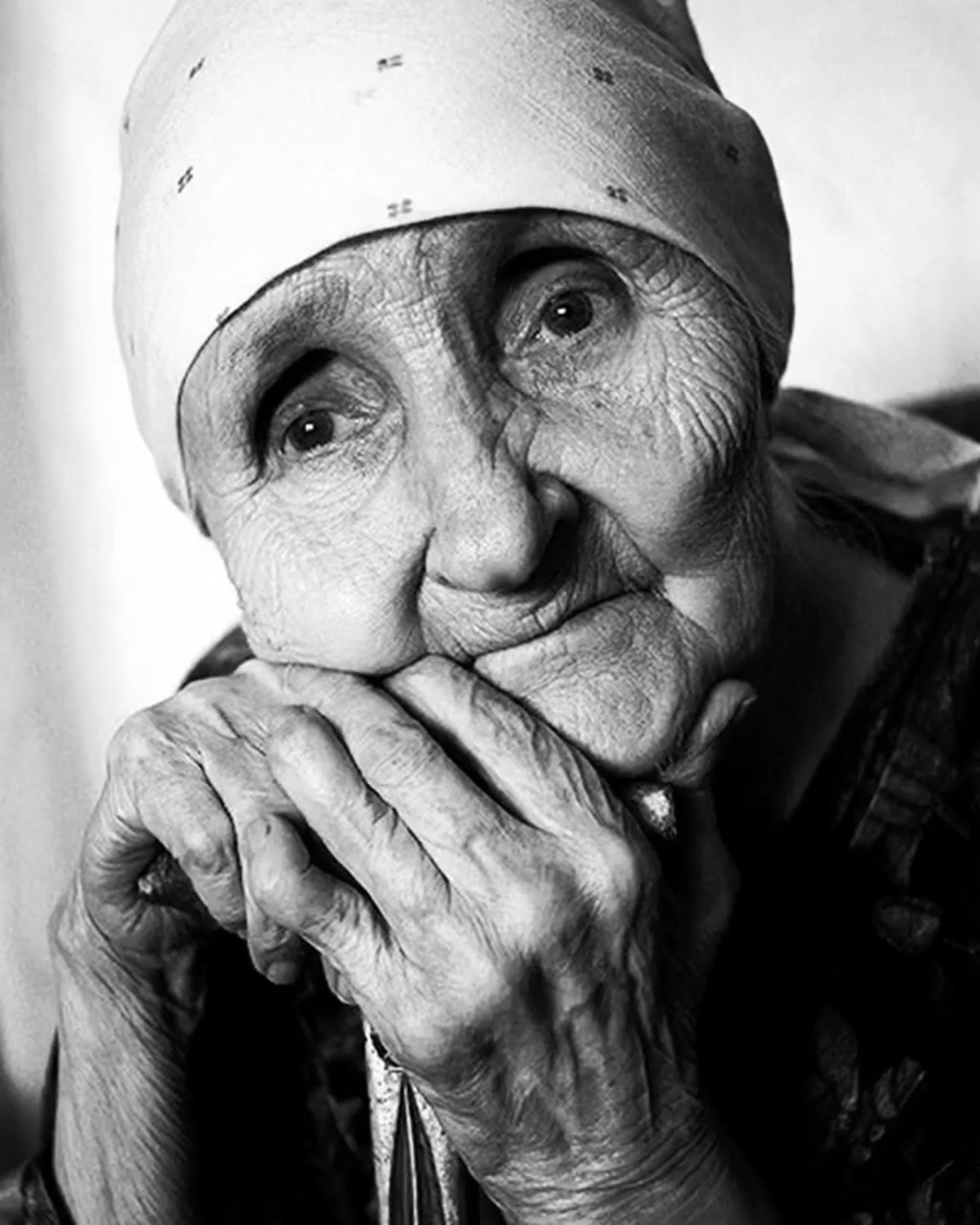 Плачущая старушка