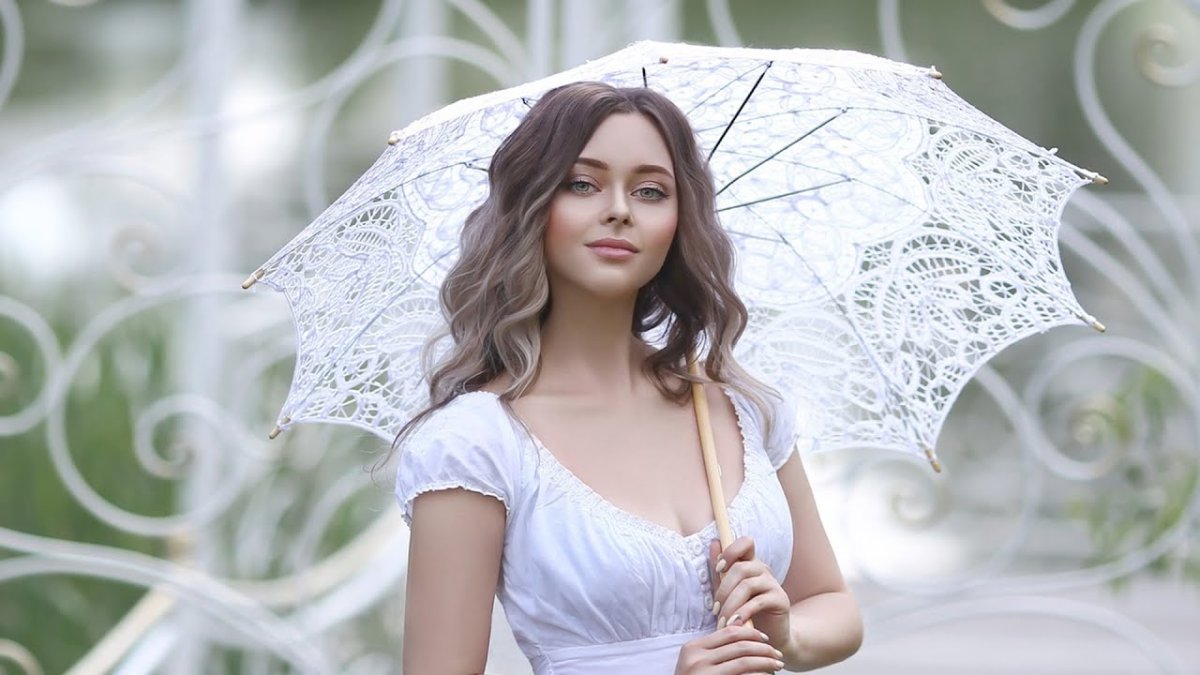 Девушка с зонтом и в шляпе