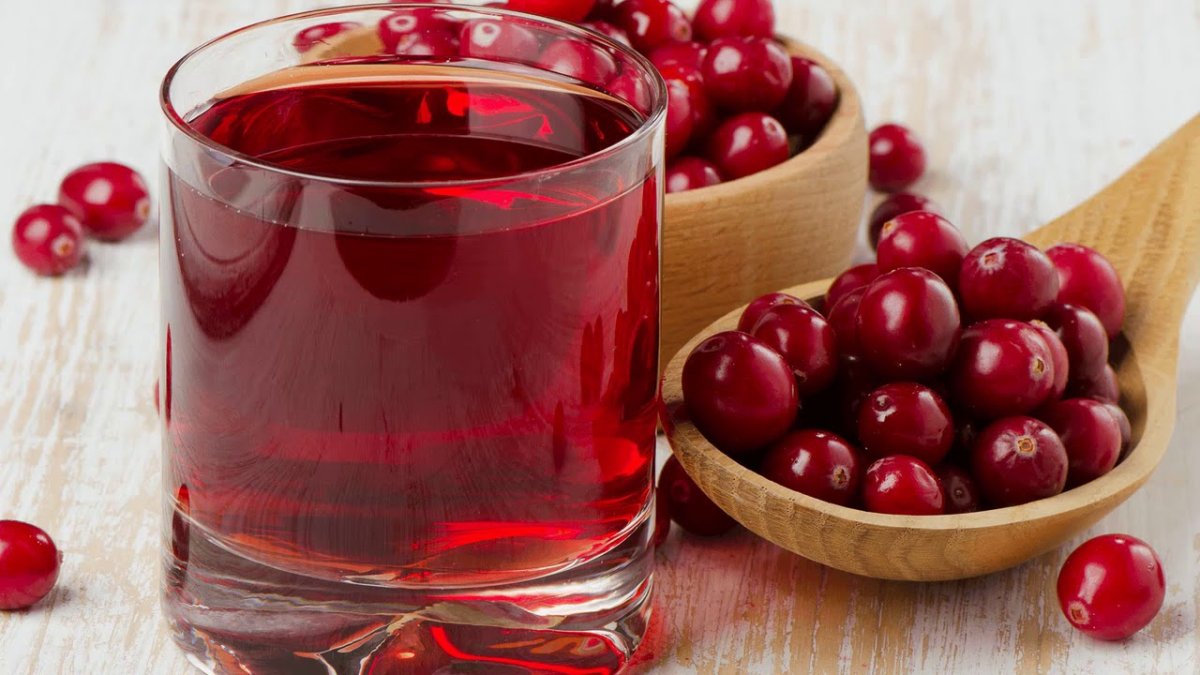 Клюквенный морс в стакане