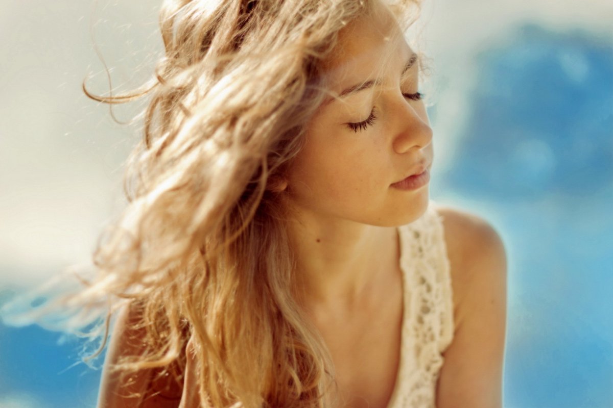 Девушка мечтает