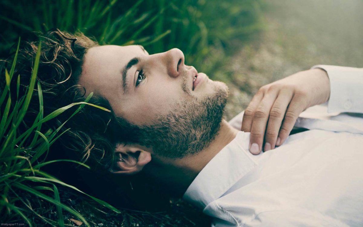 Девушка мечтает о море