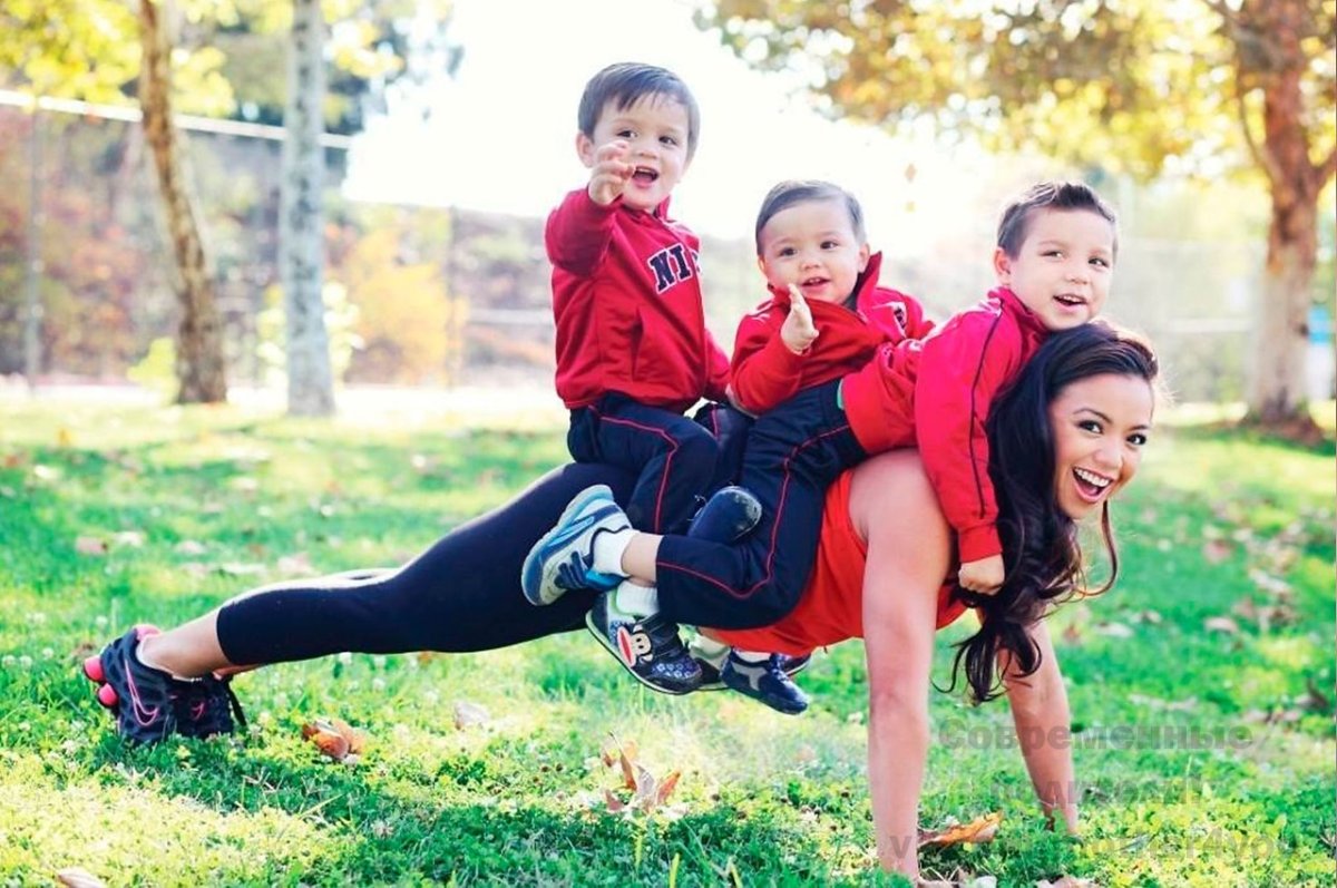 Рисунок мама и три девочки