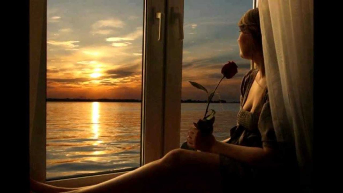 Девушка окно море