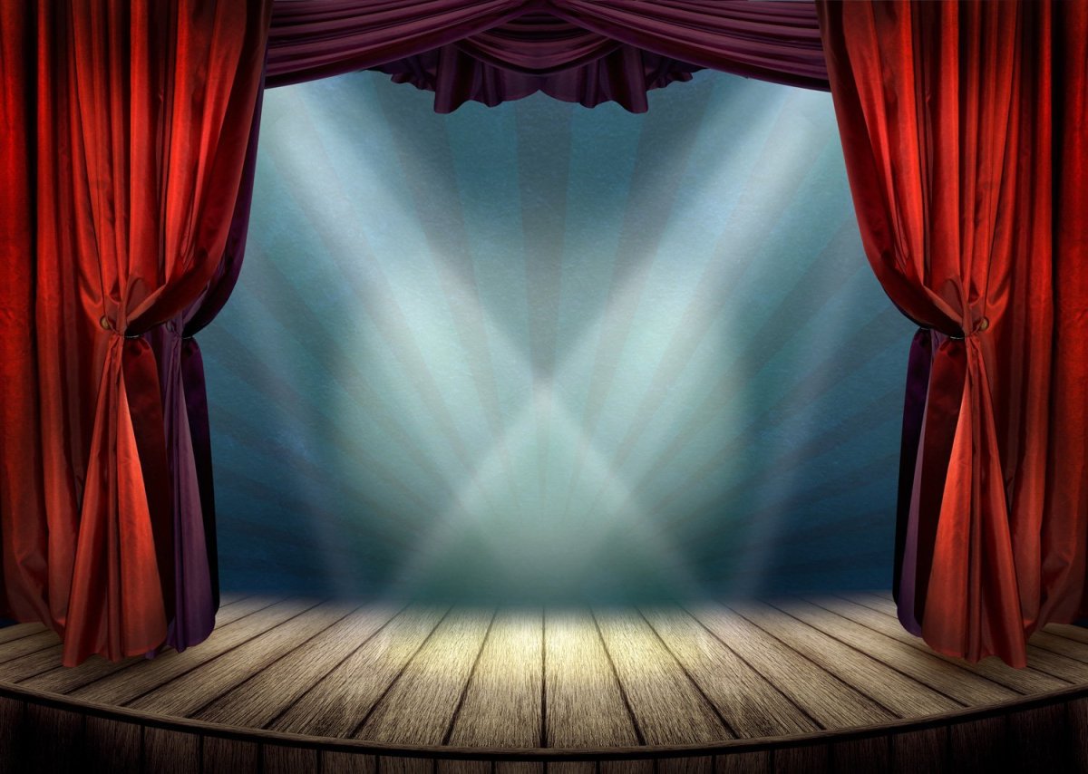 Сцена театра с прожекторами