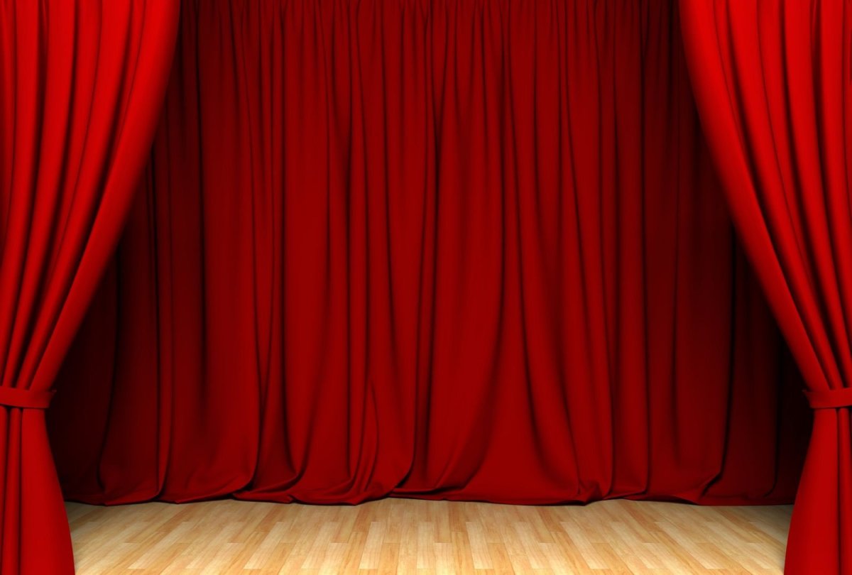 Сцена с красными занавесками