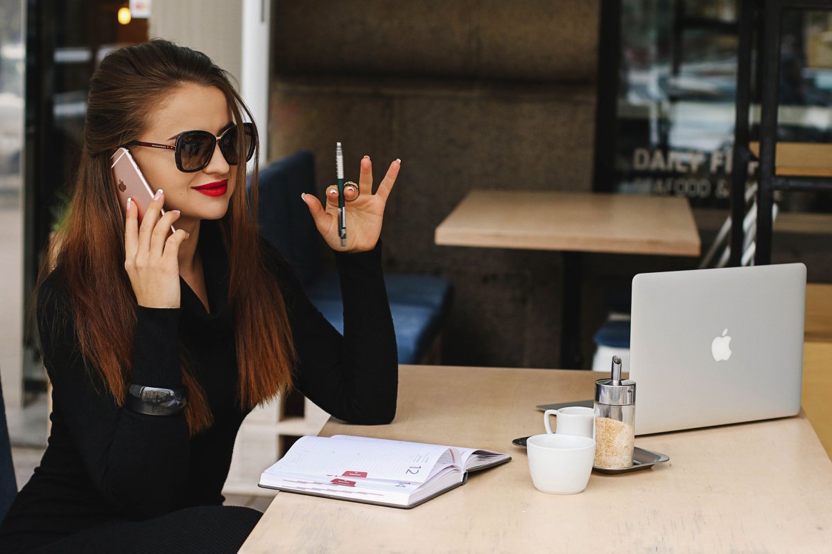 Коворкинг люди за столом