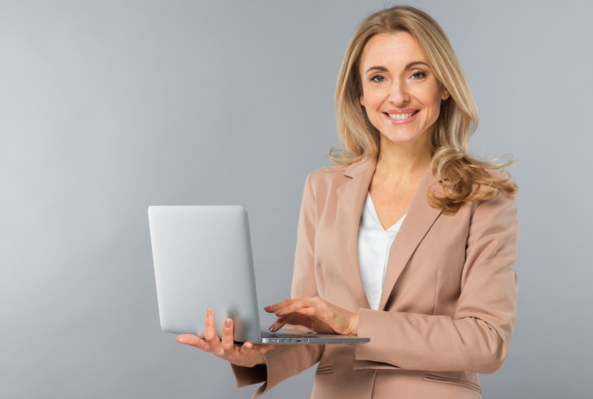 Ноутбук и кофе