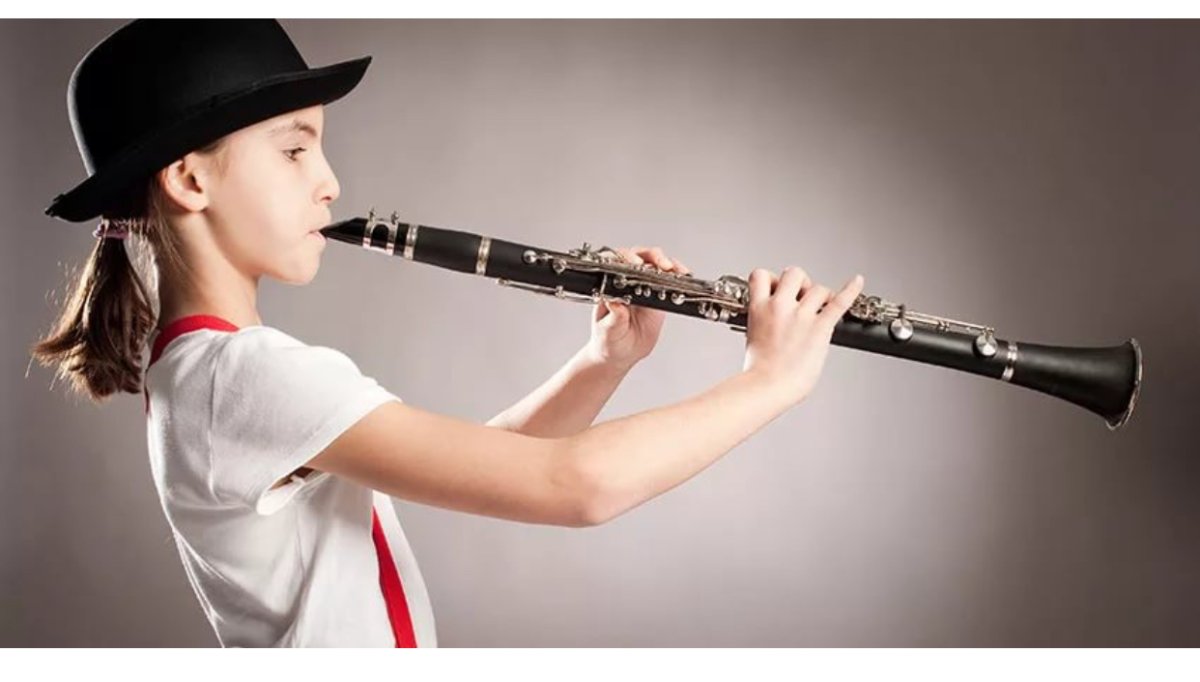 Играет на кларнете