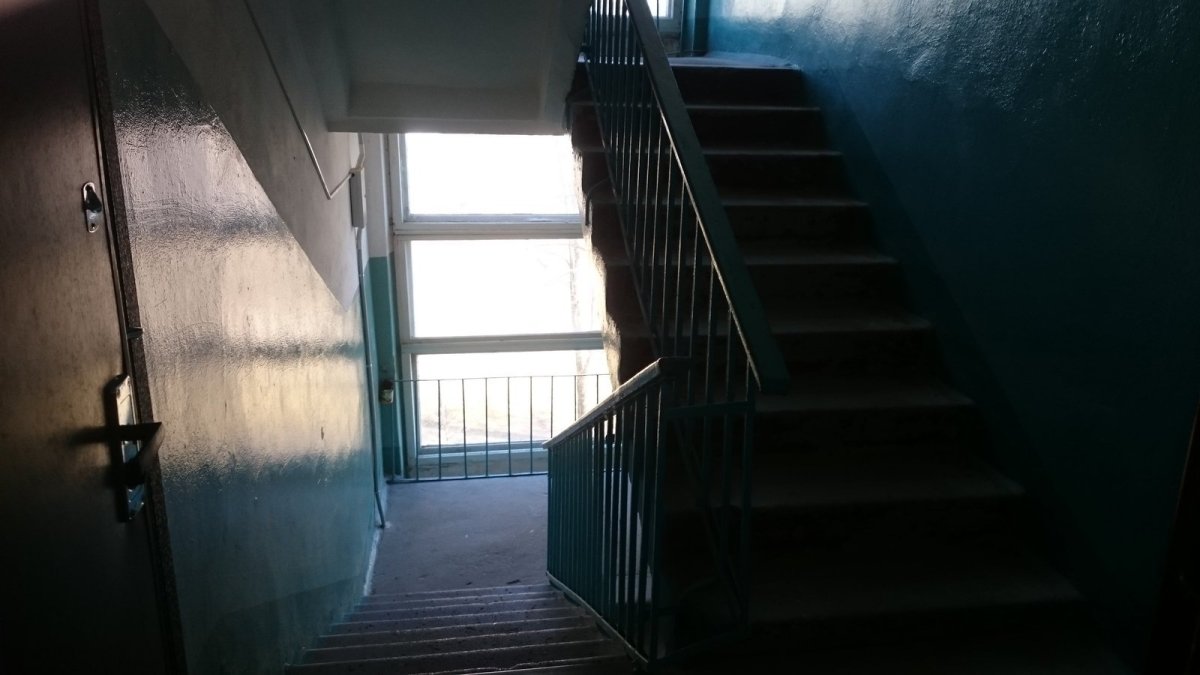 Бахующие подростки в подъезде