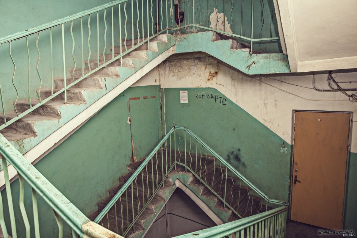 Подъезд хрущевки ночью